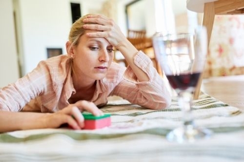 Plamy na dywanie - jak sobie z nimi radzić?