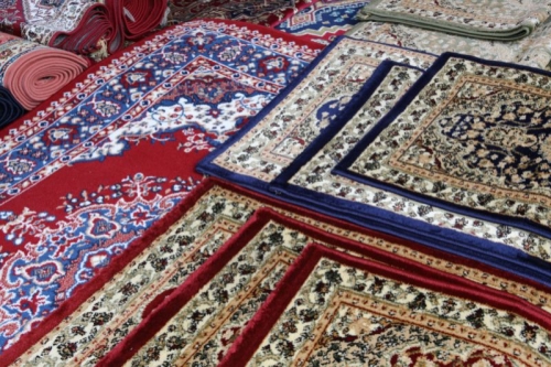 Czyszczenie dywanów orientalnych, jedwabnych i wiskozowych – jakich błędów nie popełniać?