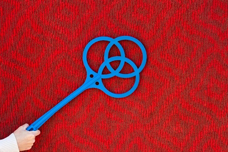 Trzepanie dywanu w sposób tradycyjny 