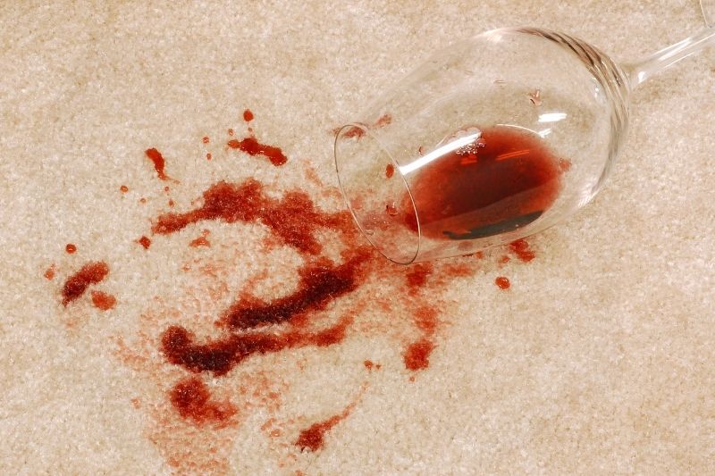 Trudna do usunięcia plama z wina na dywanie